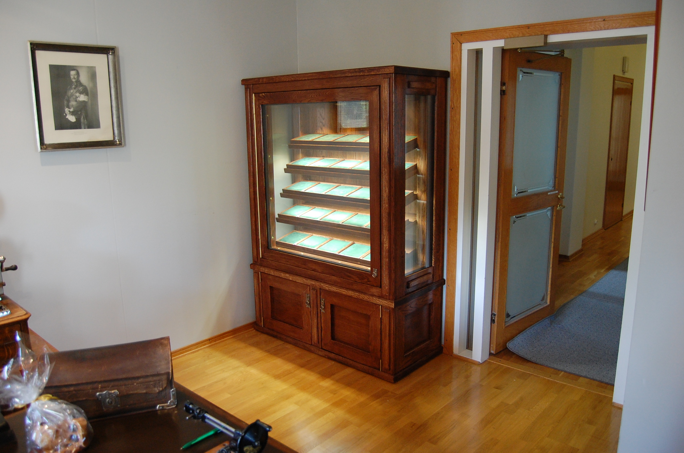 Korkean turvaluokan vitriini kultasepänliikkeeseen